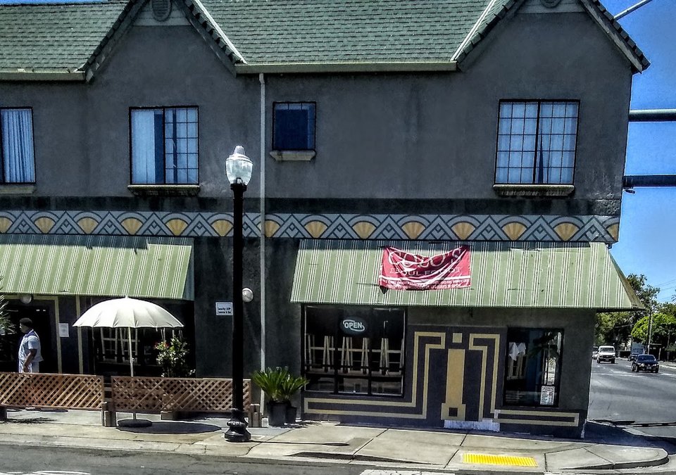 Counter-service restaurant with Southern comfort food.
